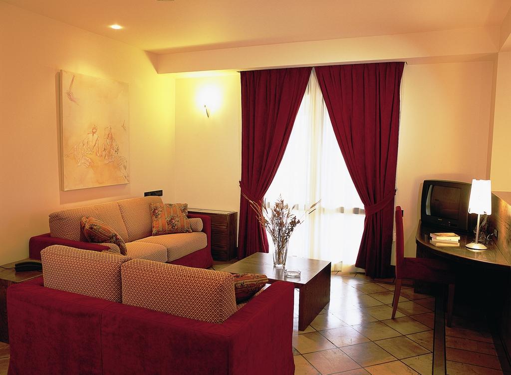 Avaris Hotel Karpenísion Esterno foto